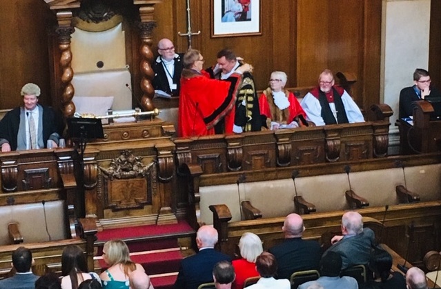 New Lord Mayor Steve Wilson is handed the chains.