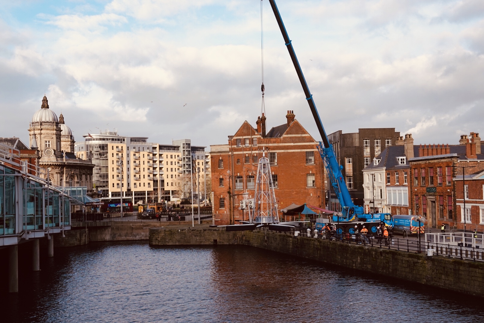 Oracle, Navigate, being lifted into Prince's Dock