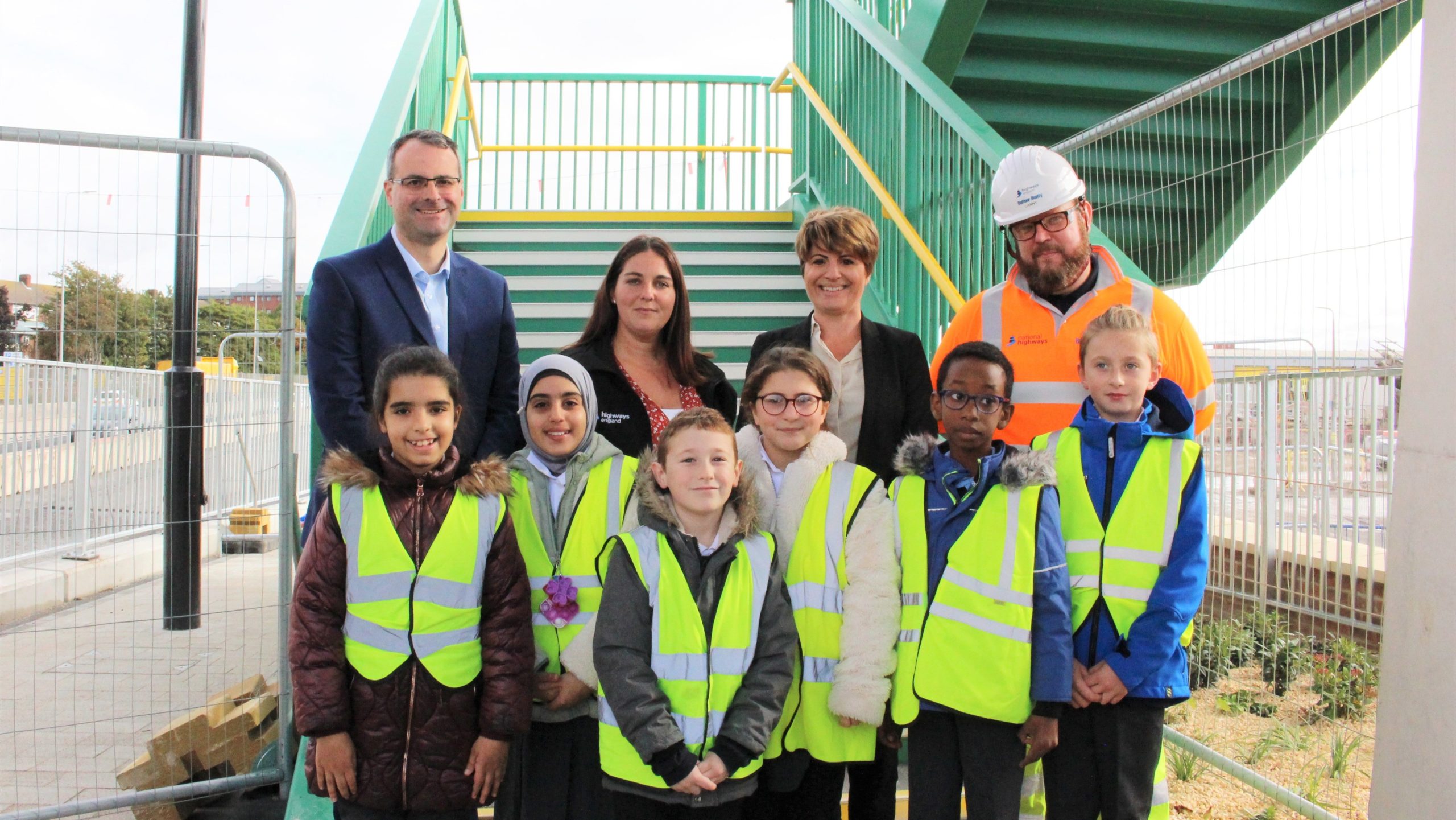 Cllr Mark Ieronimo, Frances Oliver (center-left) and Emma Hardy MP (centre-right) with children from Adelaide Primary School at the steps of the Porter Street Bridge